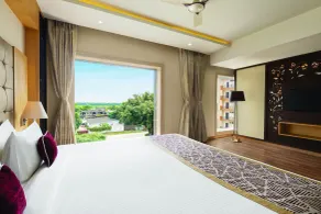 Ramada by Wyndham Varanasi Katesar - Room
