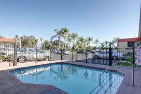 Ontario Inn & Suites - Piscine