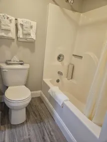 Otter Creek Inn - Bathroom