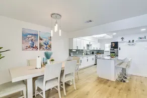 1/2 Mi to Sylvan Beach Park! Chic Townhome w/ Yard - Interiør