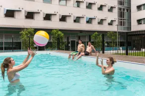 Student Village Melbourne - Piscina