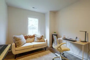 Hickory Townhome w/ Deck: 2 Mi to Downtown - Interni
