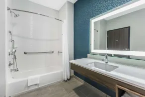 La Quinta Inn & Suites by Wyndham Galveston West Seawall - Salle de bain