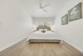 One Lux Stay Coastal 2BR Retreat near the Beach - Værelse