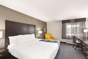 La Quinta by Wyndham Milwaukee Delafield - Room