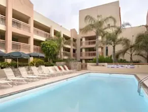 Ramada by Wyndham Hawthorne/LAX - Piscine