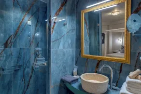 The Nestorian Syros - Salle de bain