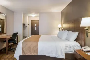 Quality Inn & Suites Newberry - Living area