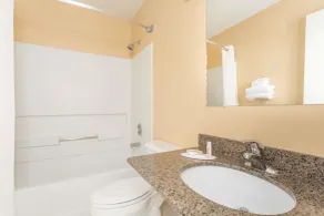 Super 8 by Wyndham Nephi - Bathroom