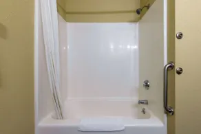 Super 8 by Wyndham Nixa/Springfield Area - Badezimmer