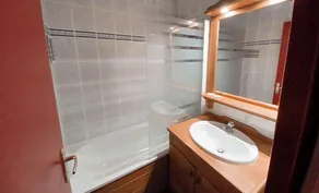 Vacancéole - Résidence Les Chalets de la Ramoure - Salle de bain
