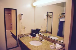 Days Inn by Wyndham Anaheim Near the Park - Chambre
