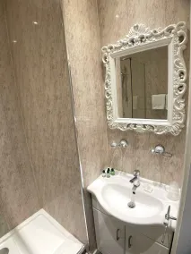 The Lawns Hotel - Bathroom
