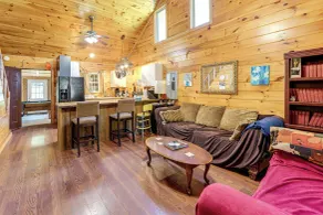 Cozy Cabin w/ Pool Table & Fire Pit - Interiør