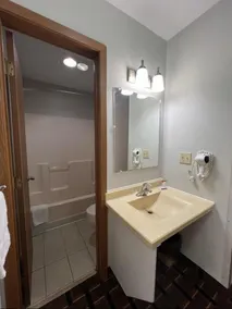  Deluxe Inn Hotel in Nebraska City - Badezimmer