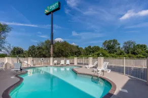 Quality Inn Athens I-65 - Huntsville Area West - Piscine