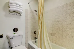 Bloomer Inn & Suites - Badezimmer