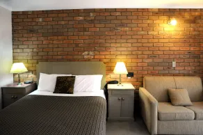 Golden Square Motor Inn - Room