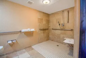 Tulsa Square Hotel Central, I-44 By OYO - Badezimmer