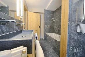 Staudacherhof in Garmisch-Partenkirchen I Blick aufs Zugspitzmassiv I einzigartige Bayurvida Küche - Bathroom
