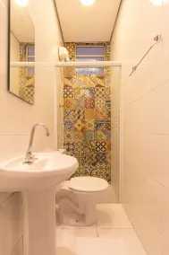 Pousada e Hostel São Paulo Comfort - Bairro Pinheiros, próximo Hospital das Clínicas e Incor, Oscar Freire, Av Paulista, Allianz, Vila Madalena e fácil acesso ao Ibirapuera e Morumbi - Bathroom