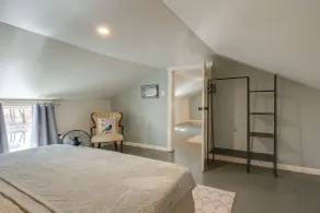 Cozy Eagle Rock Cottage on the Creek w/ Loft! - Rom