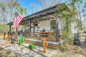 Fish Sam Rayburn! Secluded Cabin w/ Deck & Grill - Innenbereich