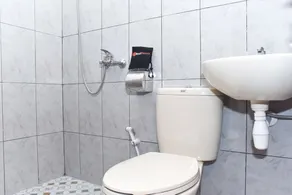 RedDoorz Syariah near Batu Night Spectacular - Salle de bain