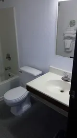 Super 8 by Wyndham Newburgh/West Point Stewart Intl Airport - Salle de bain
