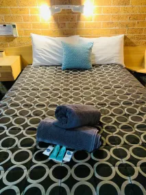 Town and Country Motor Inn - Room