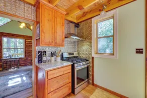 Pet-Friendly Eureka Springs Rental w/ Private Deck - Innvendig