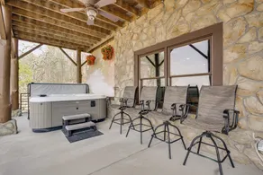 210-acre Cabin w/ Trails & Hot Tub in Tuscumbia! - Interiör