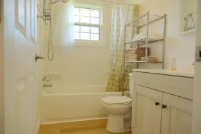 Warm and Bright 3 Bedroom Detached House·sydney - Badezimmer