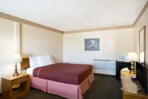 Howard Johnson by Wyndham Brigham City - Room