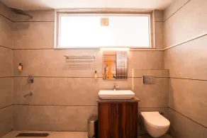 goSTOPS Gurugram, Baani Square PLUS - Private Rooms & Dorms - Badeværelse