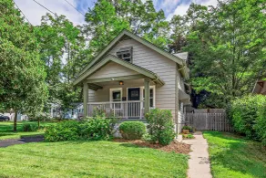 Walk to Fox River Grove Station: Home w/ Hot Tub - Interiör