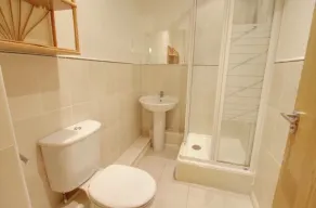 2 Double Bed Flat, En-suite, Top Floor, With Private Parking - Baño