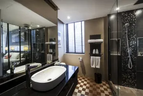 Montraj Continent Sukhumvit Bangkok - Salle de bain