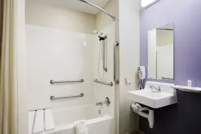 Microtel Inn & Suites by Wyndham Plattsburgh - Salle de bain