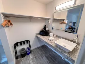 Howard Johnson by Wyndham Downtown Reno - Bathroom