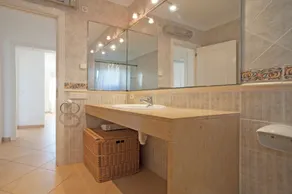 Voll ausgestattetes tolles Ferienhaus mit Terrasse, Grill und privatem Pool | Bergblick - Badezimmer