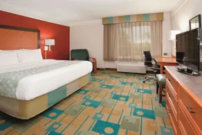 La Quinta Inn & Suites by Wyndham Colorado Springs South AP - Room