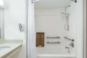 Days Inn by Wyndham Norton - Bathroom