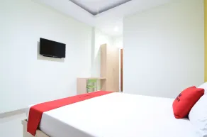 RedDoorz near Museum Keraton Surakarta - Værelse