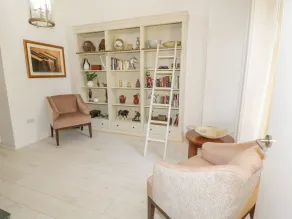Maes Elwy - Interior