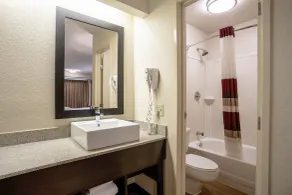 Red Roof Inn PLUS+ St. Louis - Forest Park / Hampton Ave. - Salle de bain