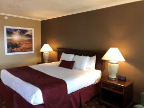 Days Inn & Suites by Wyndham Logan - Chambre