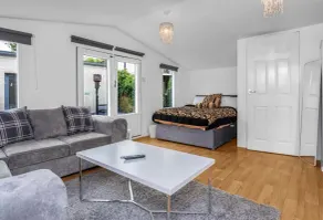Near Royal Infirmary Hospital Airport Free Moet AND Parking Daily Breakfast - Habitación