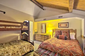 Snug Wintergreen Resort Studio: Ski In & Out! - Innvendig