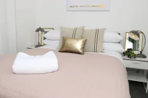 Aisiki Living at Upton Road, Multiple 1, 2, or 3-Bedroom Apartments, King or Twin Beds with Free WiFi & Parking Space - Chambre